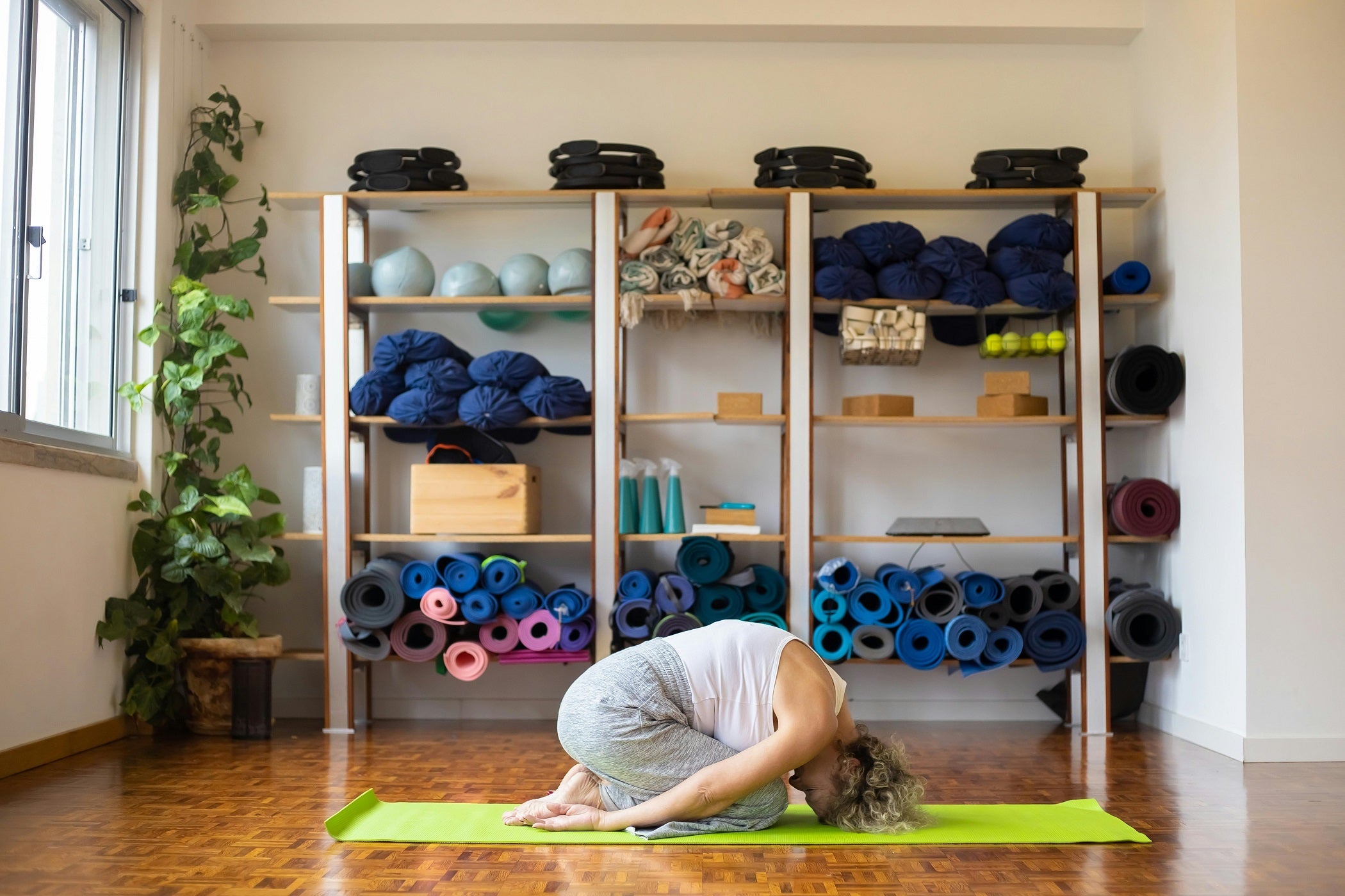 femme dans un studio de yoga étagère accessoires