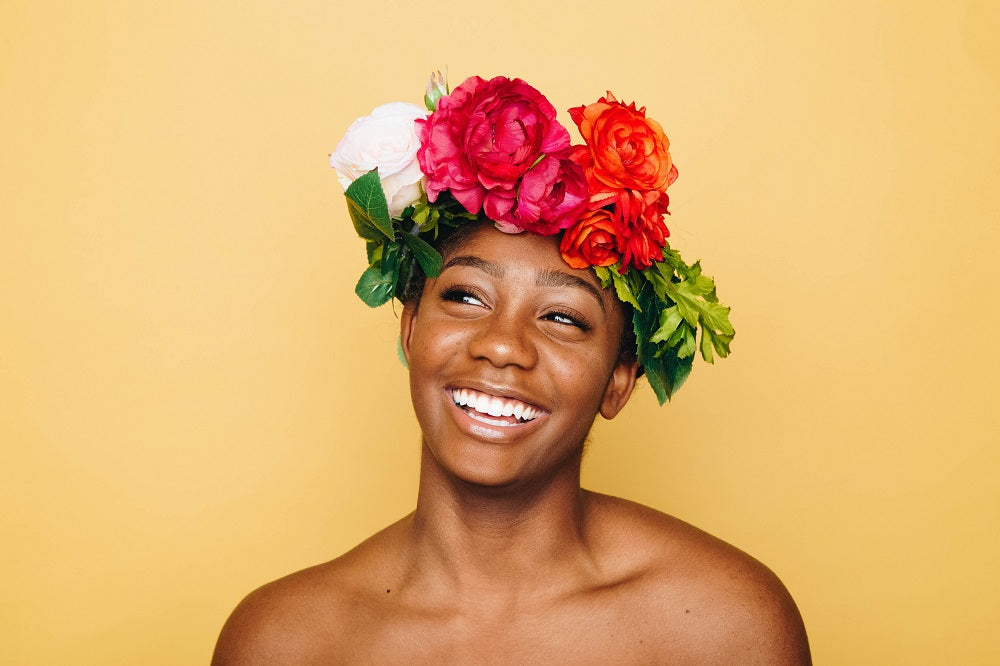femme métisse couronne de fleurs