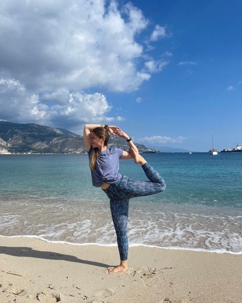 Delphine Marie en tenue de sport fitness yoga motif plumes
