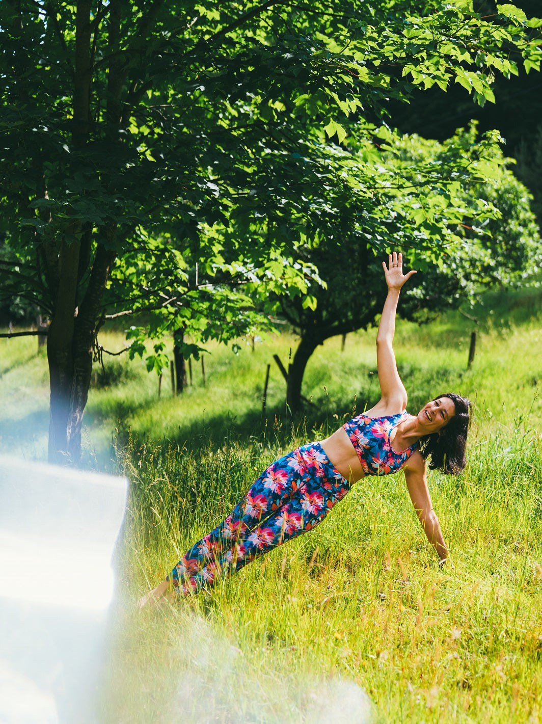 ariane dans la posture de yoga de la planche sur le côté
