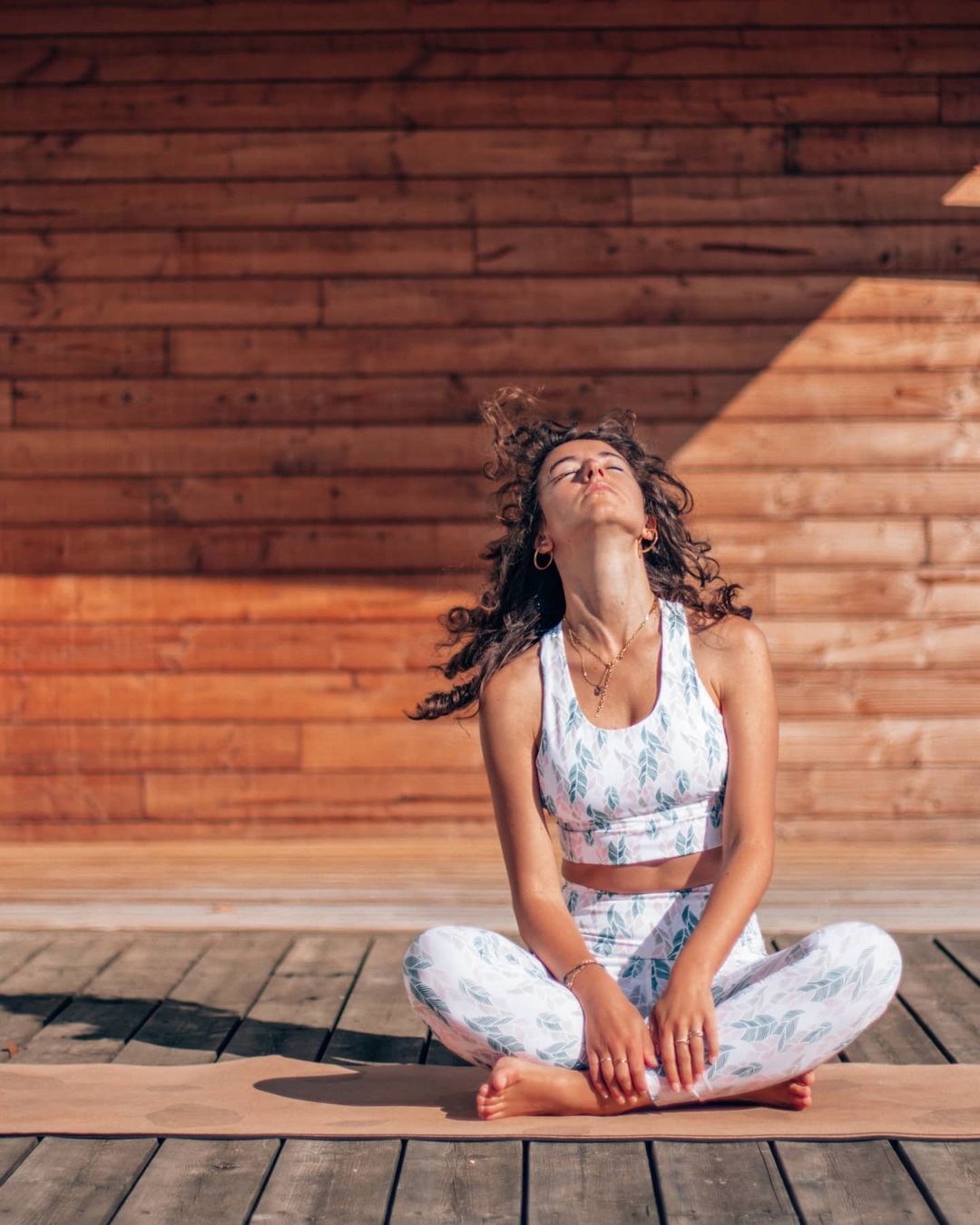 Céline Iznowgood en tenue de yoga ethnique made in france motif plumes