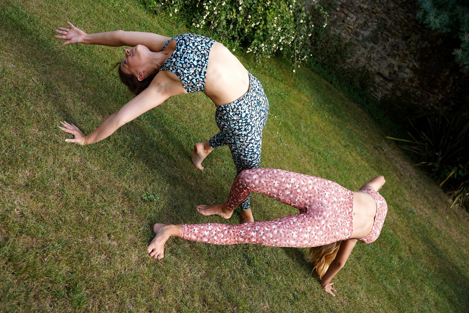 femmes en tenue de yoga écoresponsable fabriquée en france motif coloré