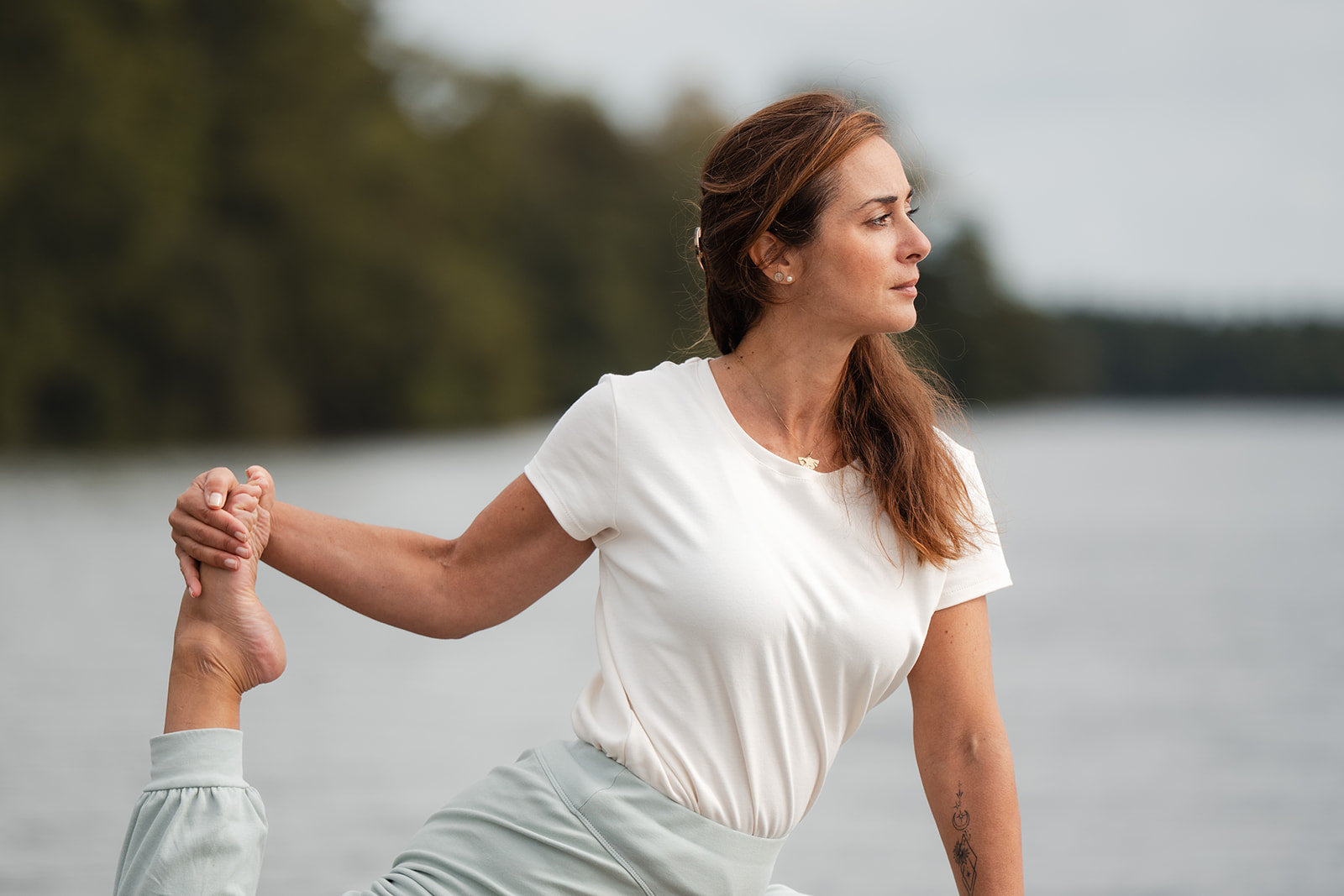 femme en tenue de yoga sarouel coton bio