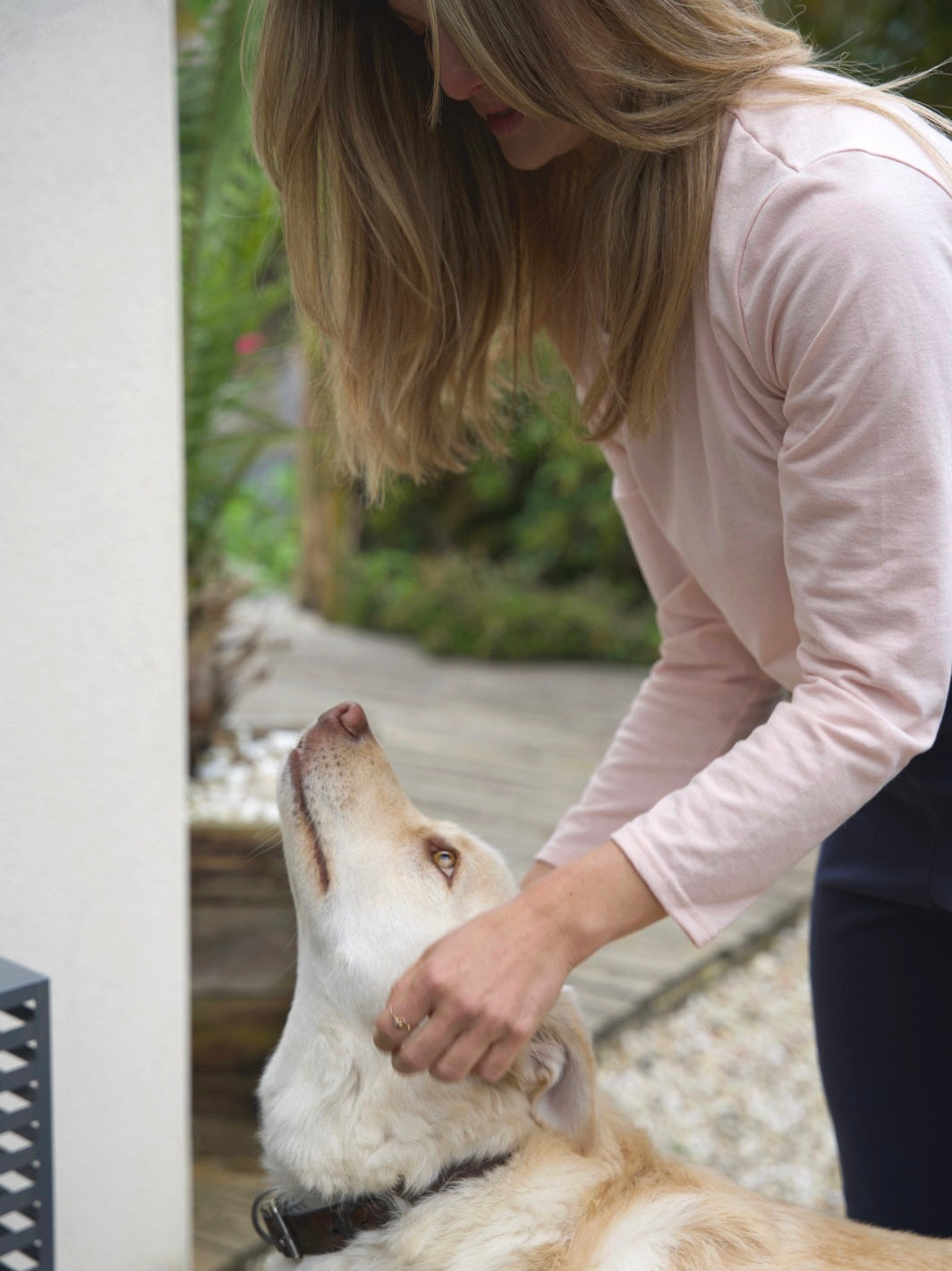 ensemble de pyjama ecoresponsable made in france t-shirt rose pétale et pantalon marine