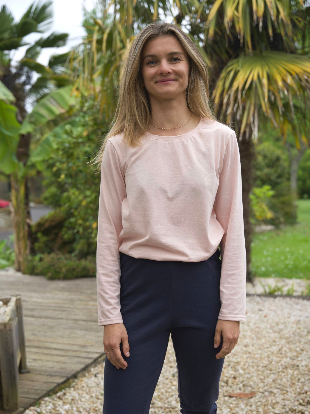 ensemble de pyjama ecoresponsable made in france t-shirt rose pétale et pantalon marine