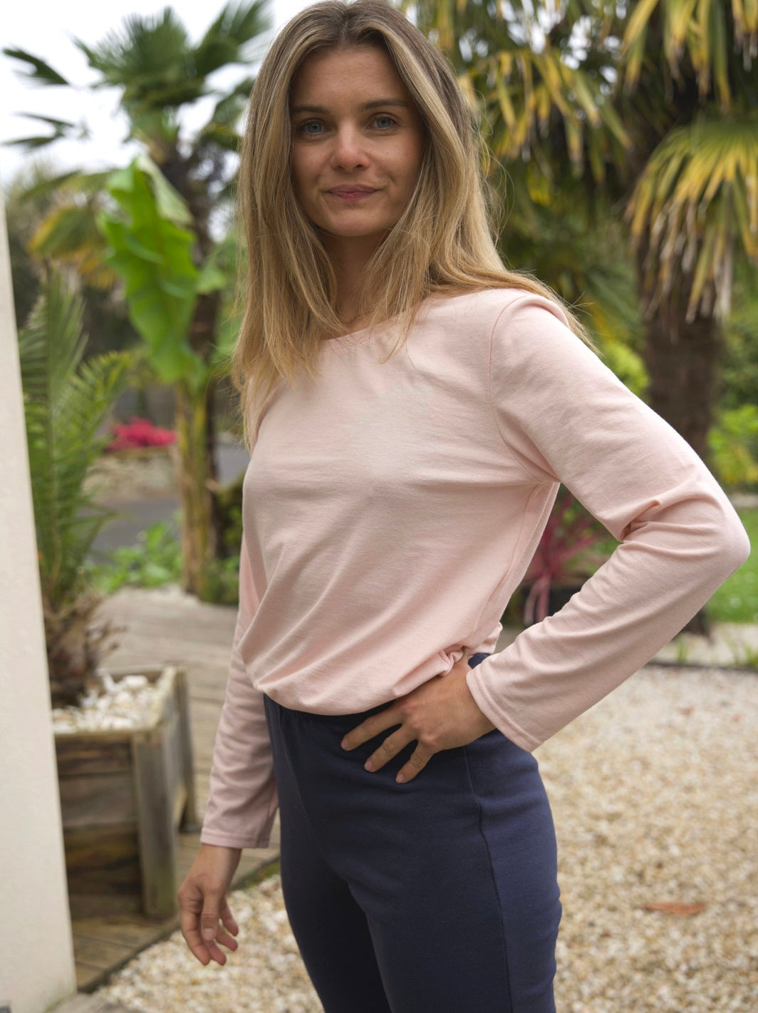 ensemble de pyjama ecoresponsable made in france t-shirt rose pétale et pantalon marine