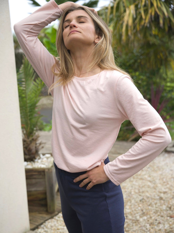 ensemble de pyjama ecoresponsable made in france t-shirt rose pétale et pantalon marine