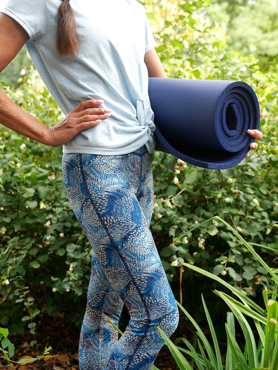 legging de yoga motif jungle bleue écoresponsable fabriquée en France à partir de matériaux recyclés