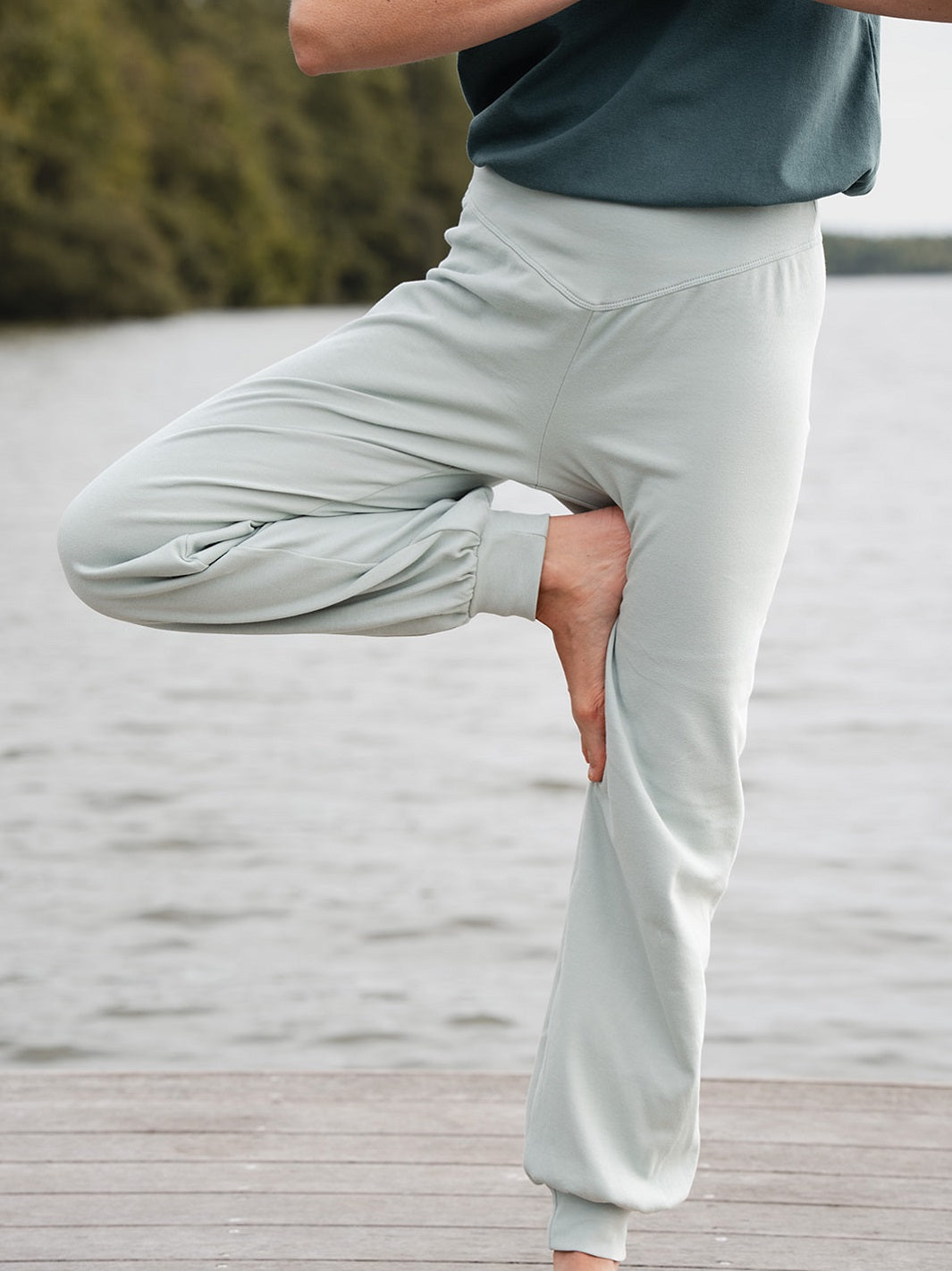 sarouel de yoga hirondelle vert amande coton bio