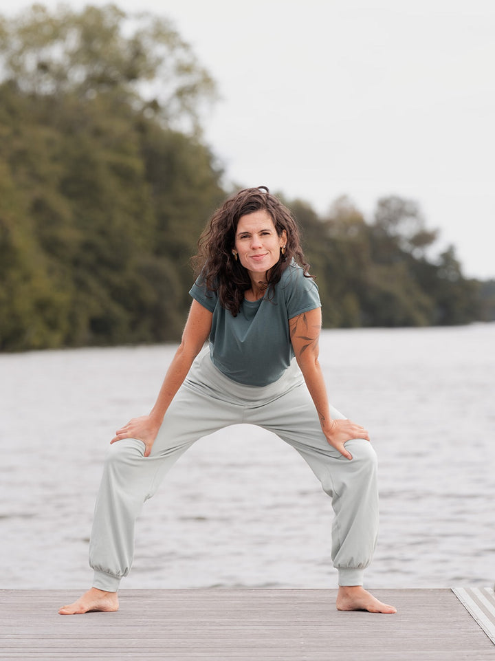 sarouel de yoga hirondelle vert amande coton bio