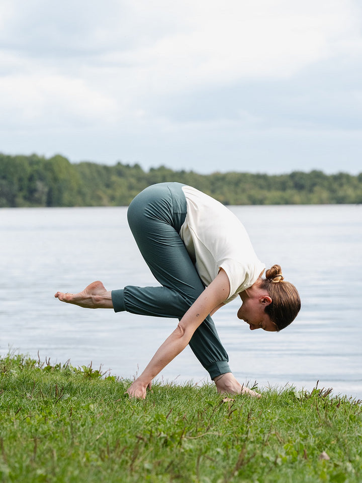 sarouel de yoga hirondelle vert foret fils recyclés