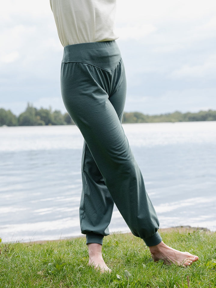 sarouel de yoga hirondelle vert foret fils recyclés