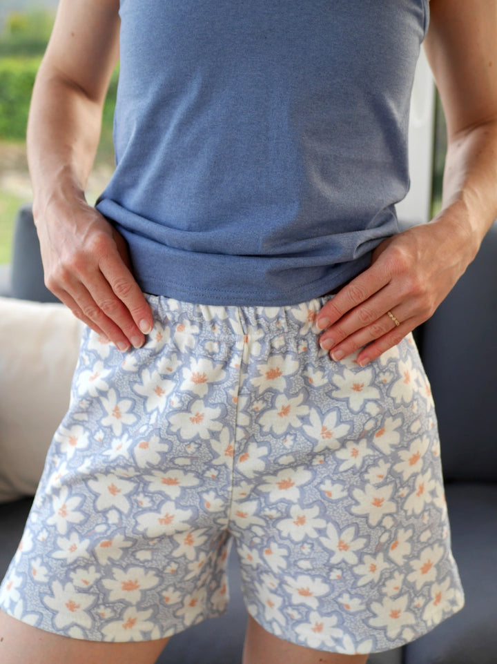 ensemble de pyjama ecoresponsable made in france short fleuri et débardeur bleu lavande