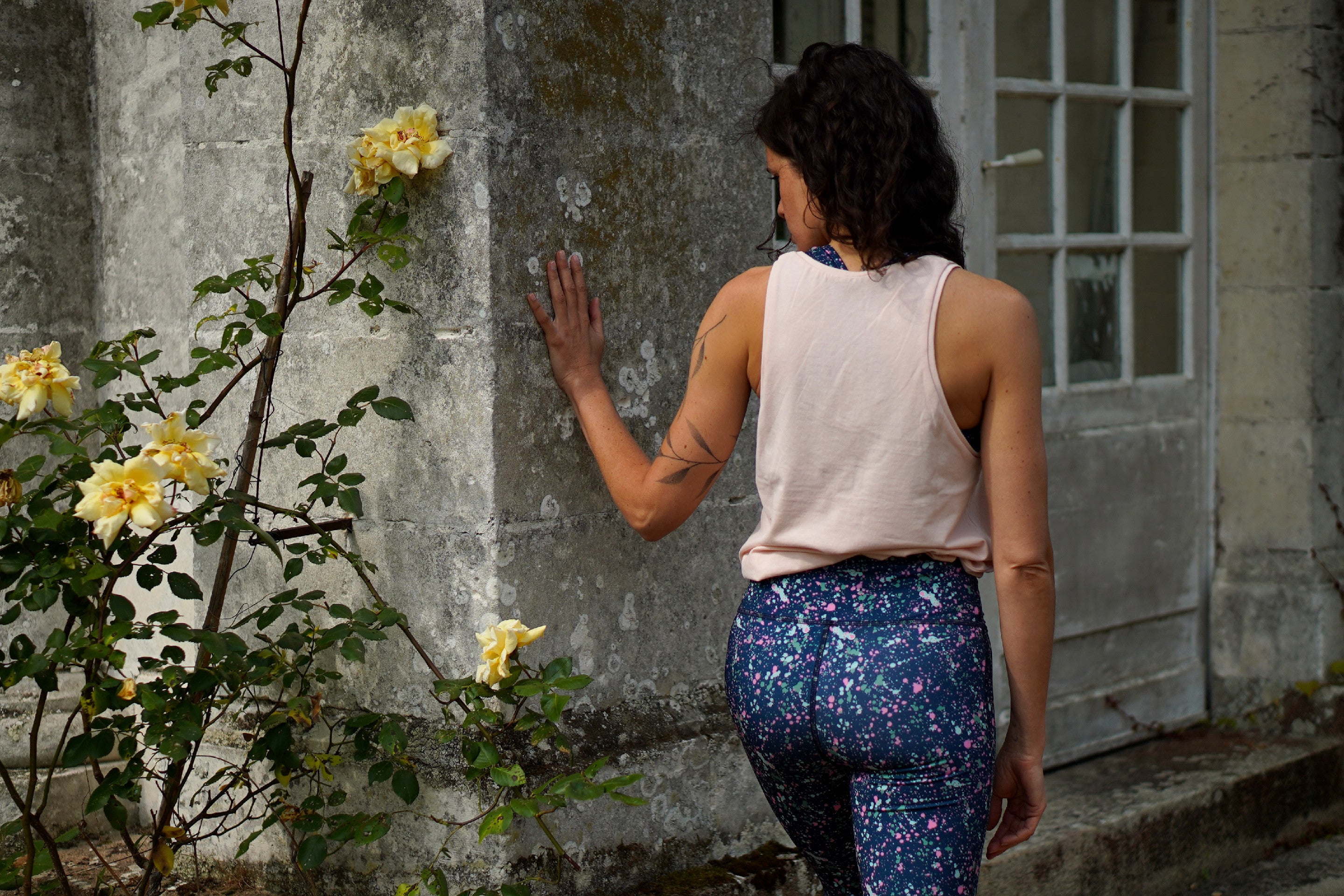 jeune femme en tenue de yoga nouveau motif voie lactée