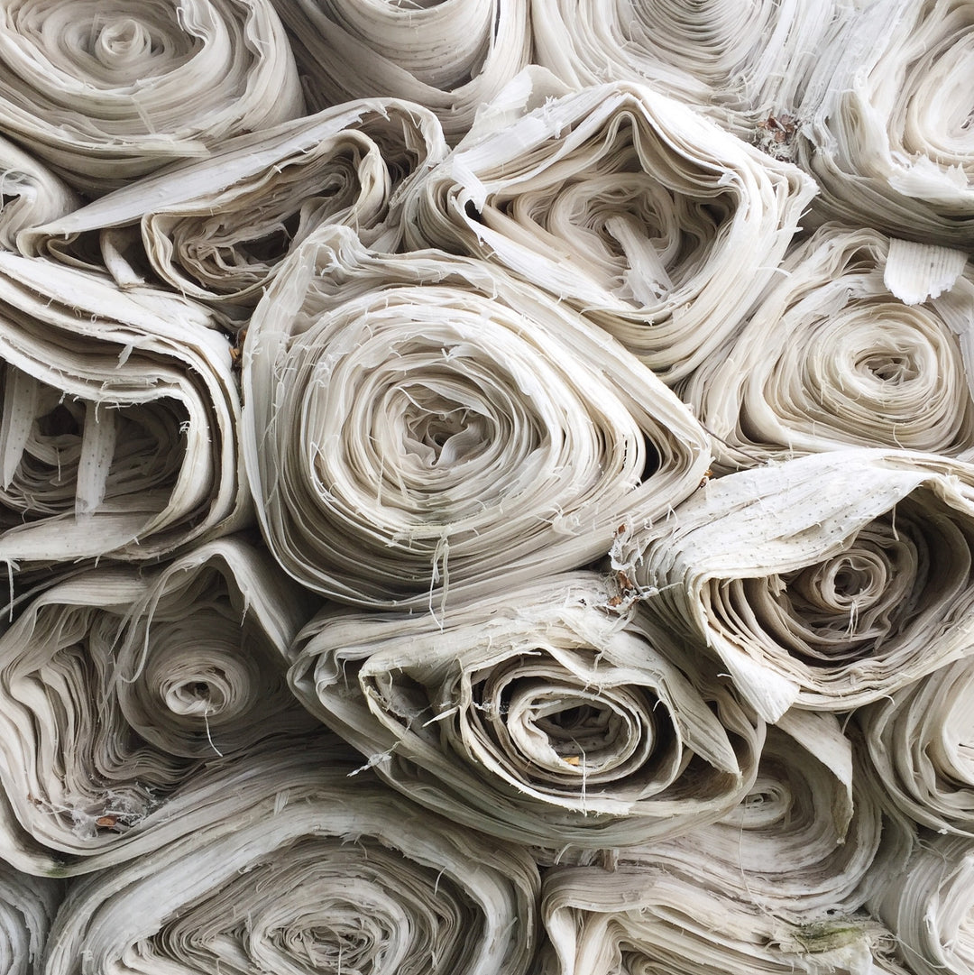 pile de rouleaux de tissu blanc