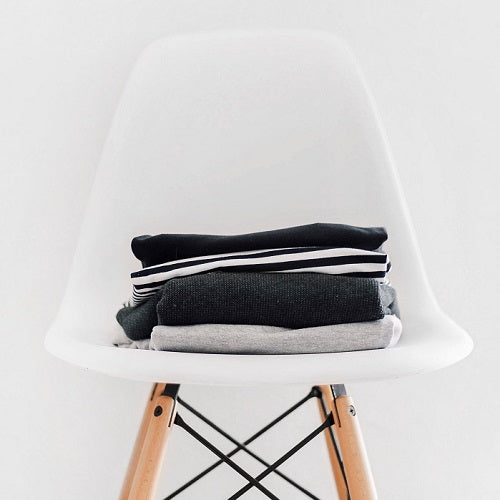 pile de vêtements sur une chaise