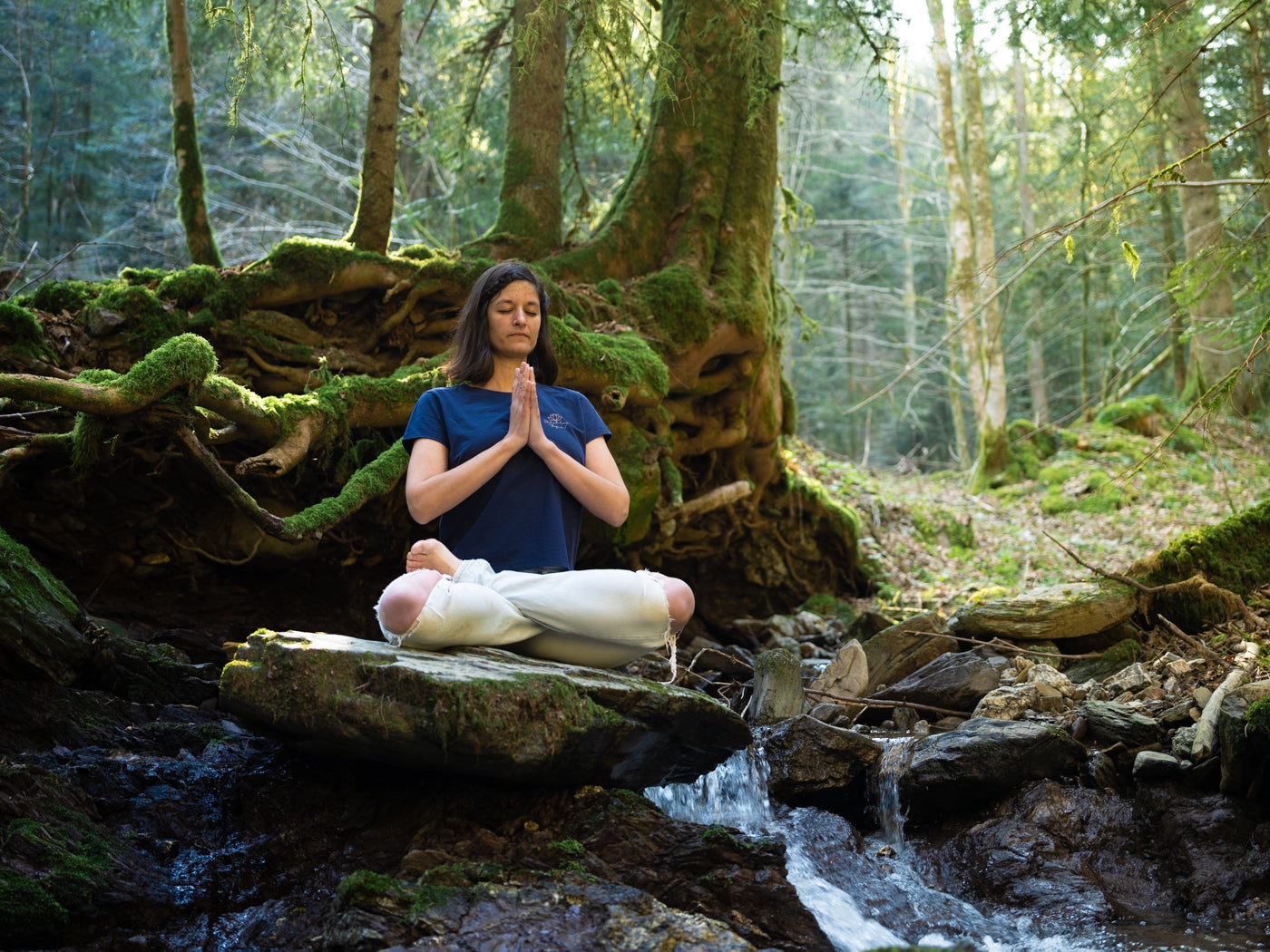 femme en tenue de yoga écoresponsable made in france