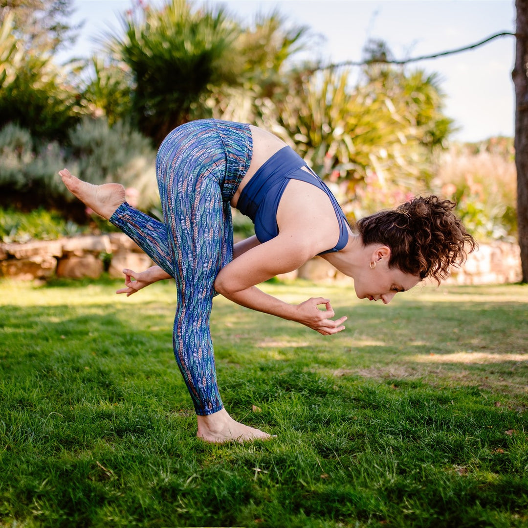 yogi dans la posture de la bête sauvage