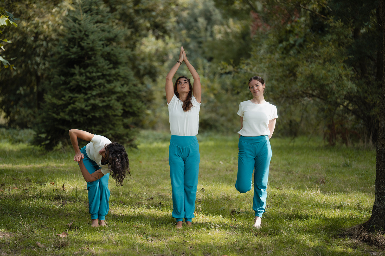 trois femmes portant sarouel de yoga