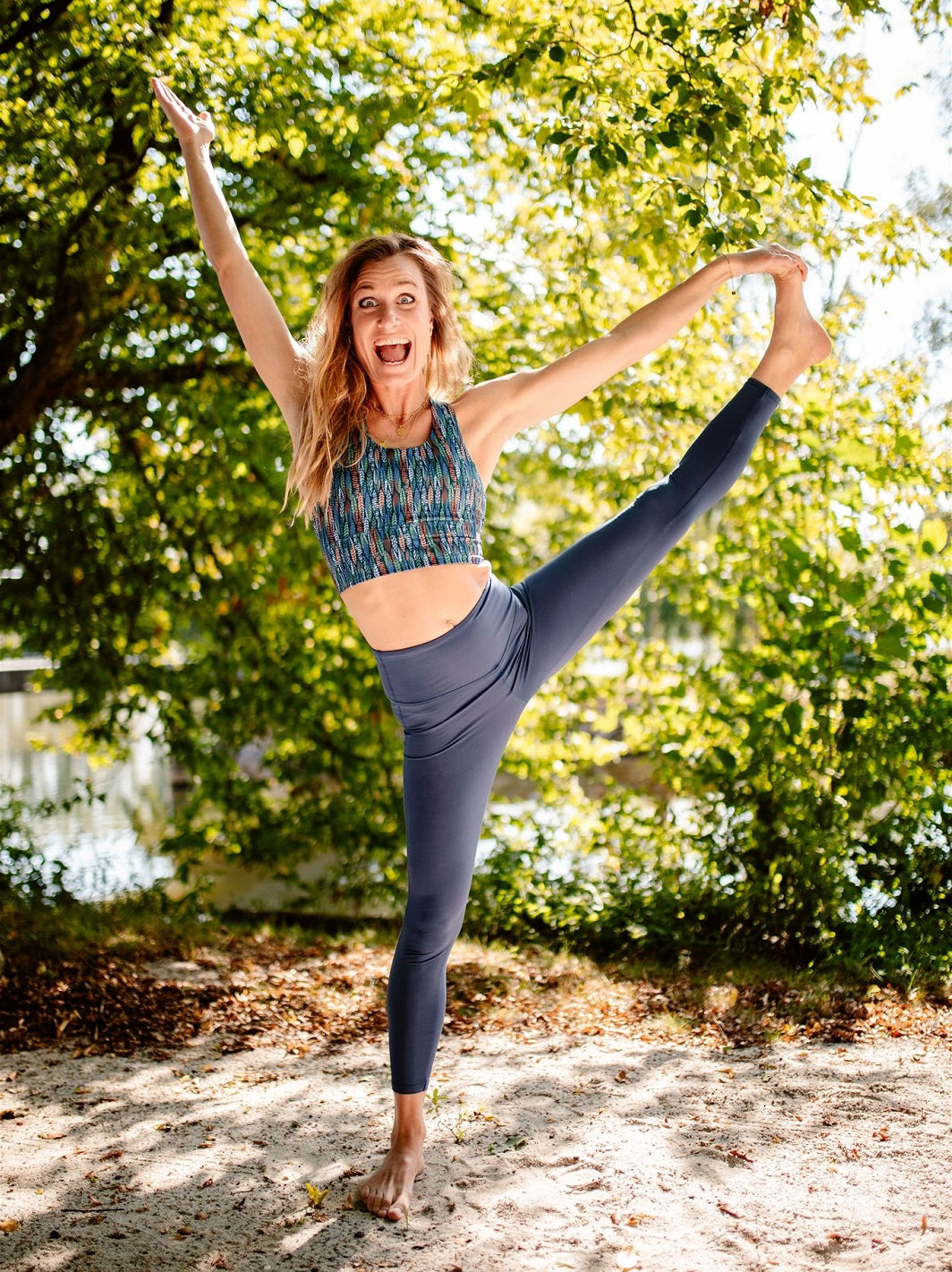 legging de yoga bleu pétrole écoresponsable fabriquée en France à partir de matériaux recyclés