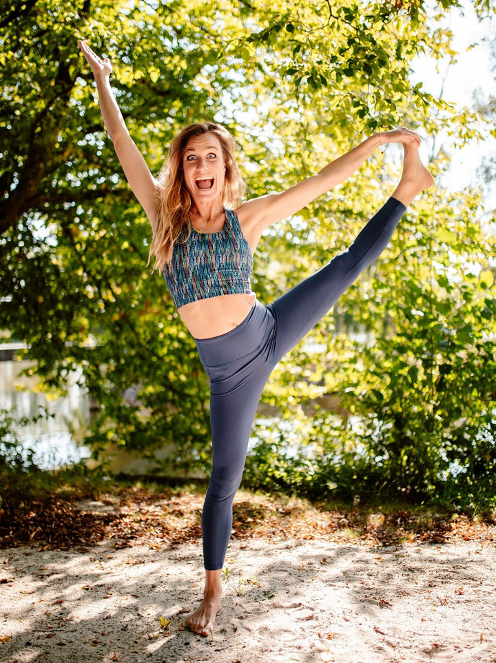 legging de yoga bleu pétrole écoresponsable fabriquée en France à partir de matériaux recyclés