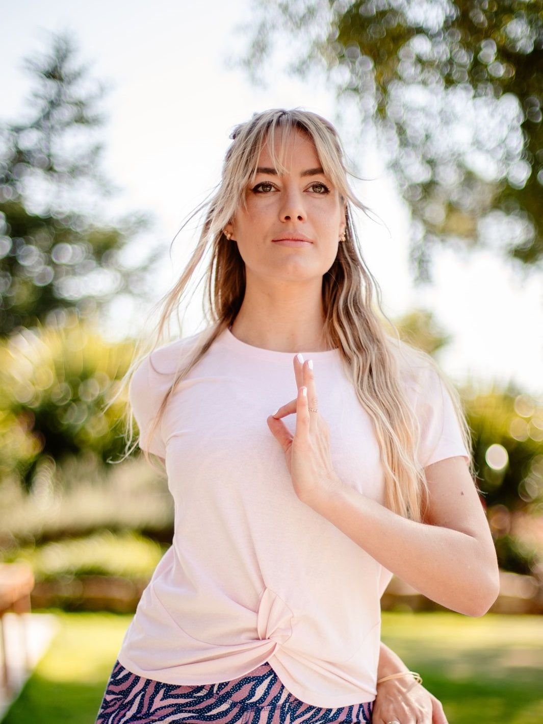 t-shirt de yoga rose pétale écoresponsable fabriquée en France à partir de matériaux recyclés