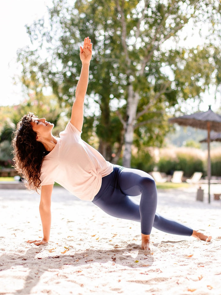 t-shirt de yoga rose pétale écoresponsable fabriquée en France à partir de matériaux recyclés
