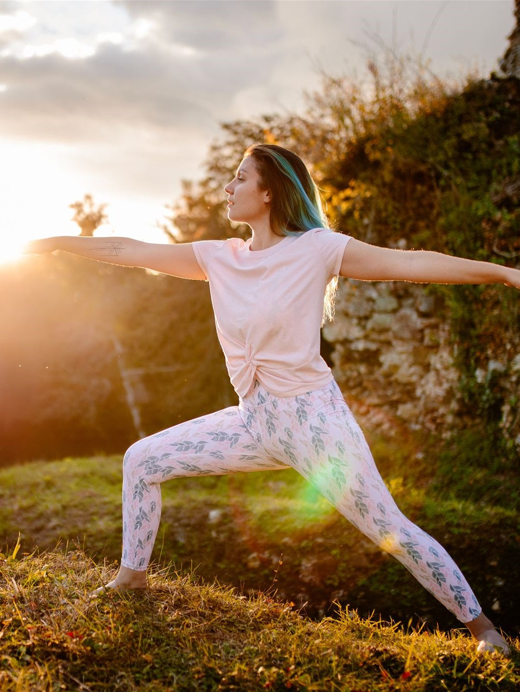 t-shirt de yoga rose pétale écoresponsable fabriquée en France à partir de matériaux recyclés