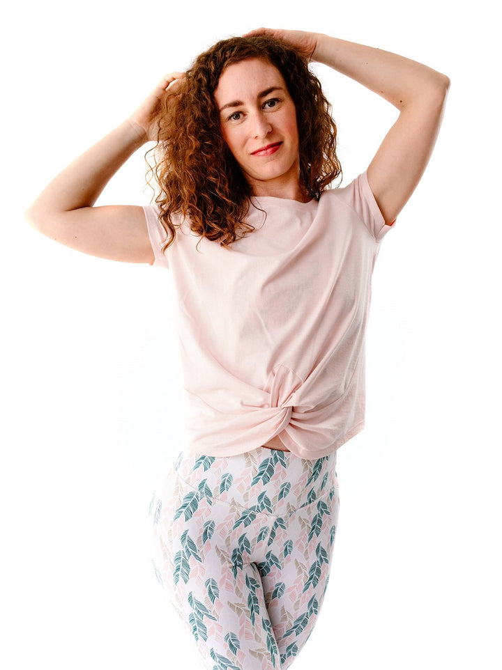 t-shirt de yoga rose pétale écoresponsable fabriquée en France à partir de matériaux recyclés