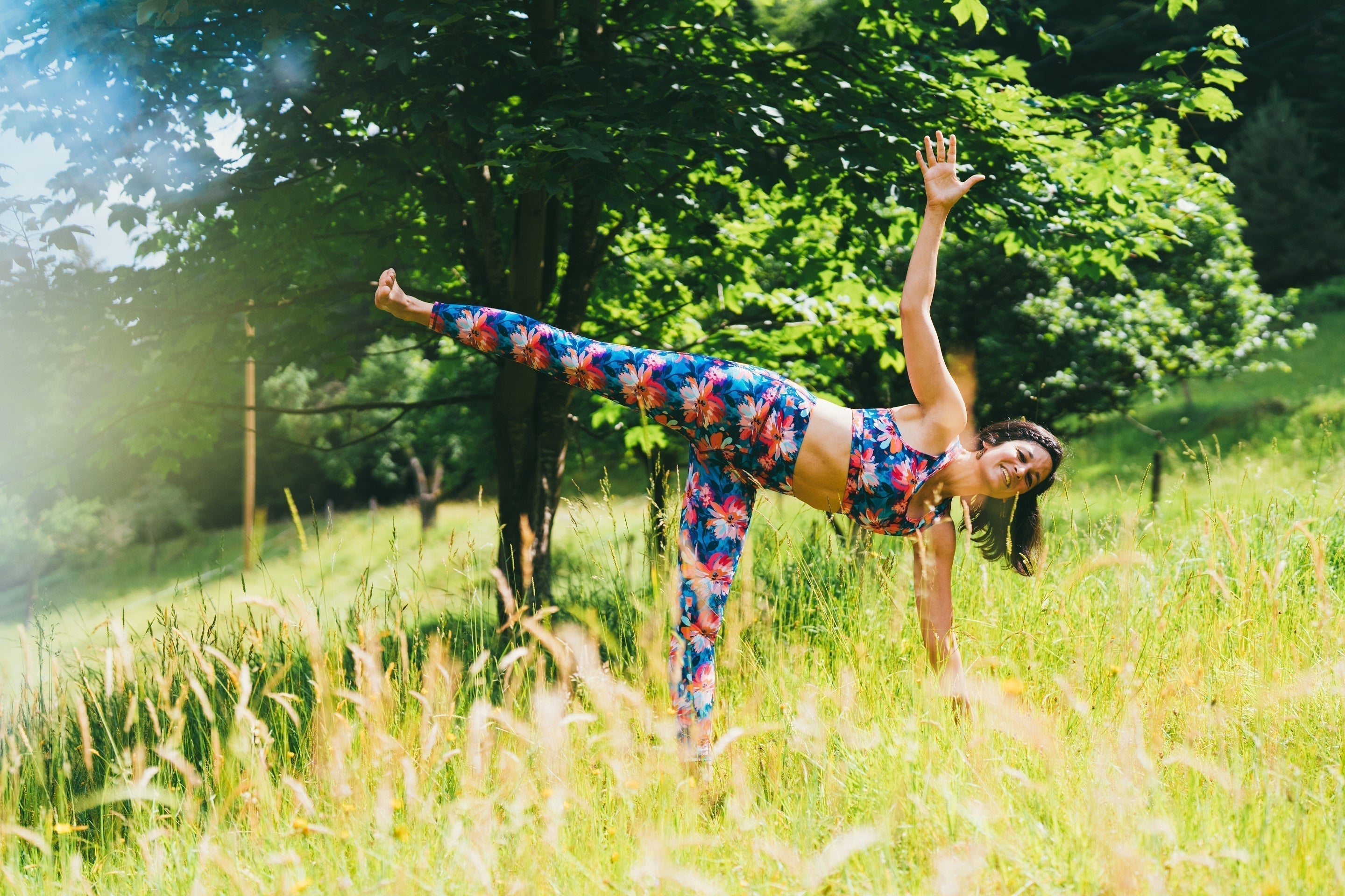 femme dans la posture de yoga de la lune en plein air