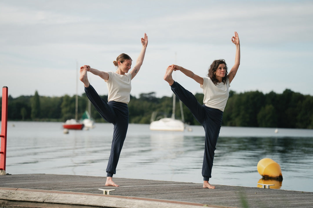 deux femmes dans la posture de yoga du gros orteil tenu 