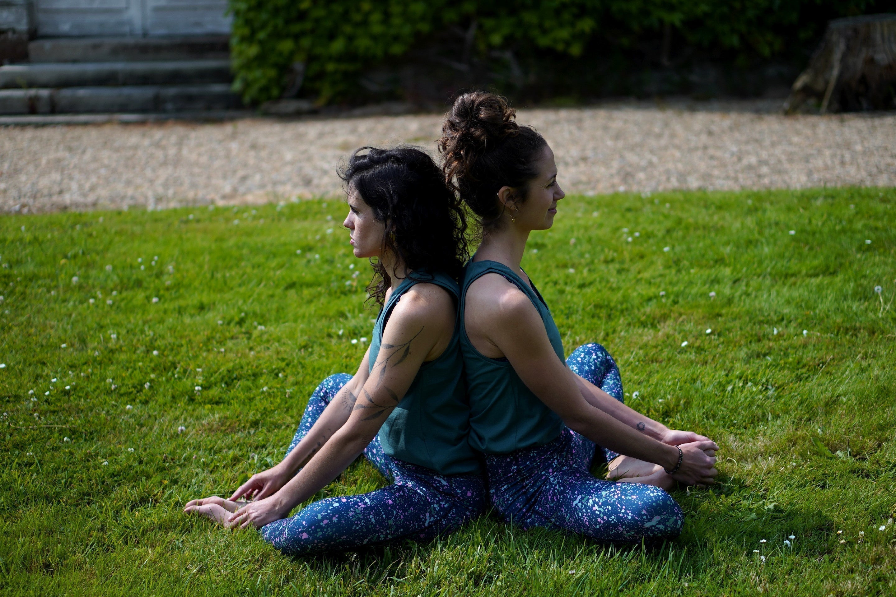 deux femmes en postures de méditation
