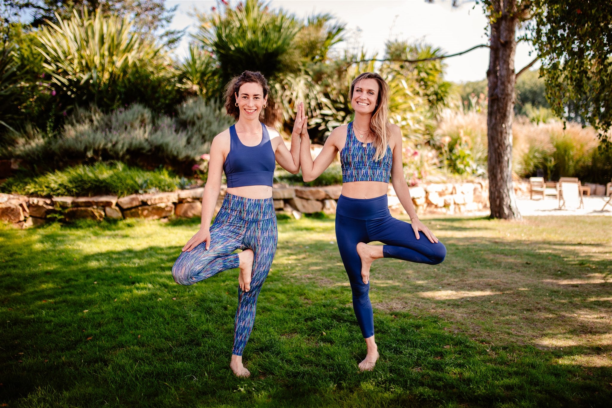 deux femmes pratiquant le yoga
