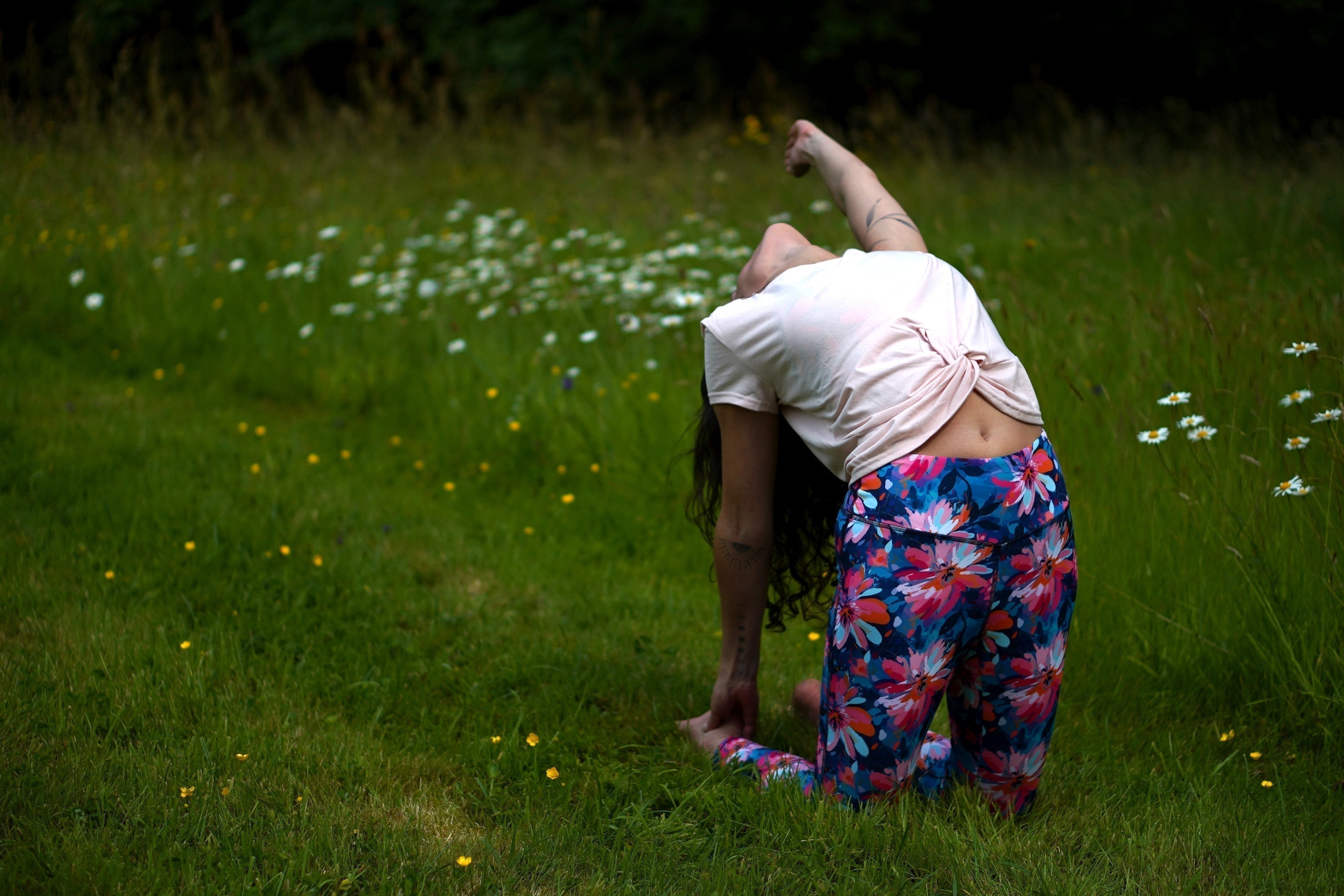femme dans la posture de la charrue en tenue géopélie