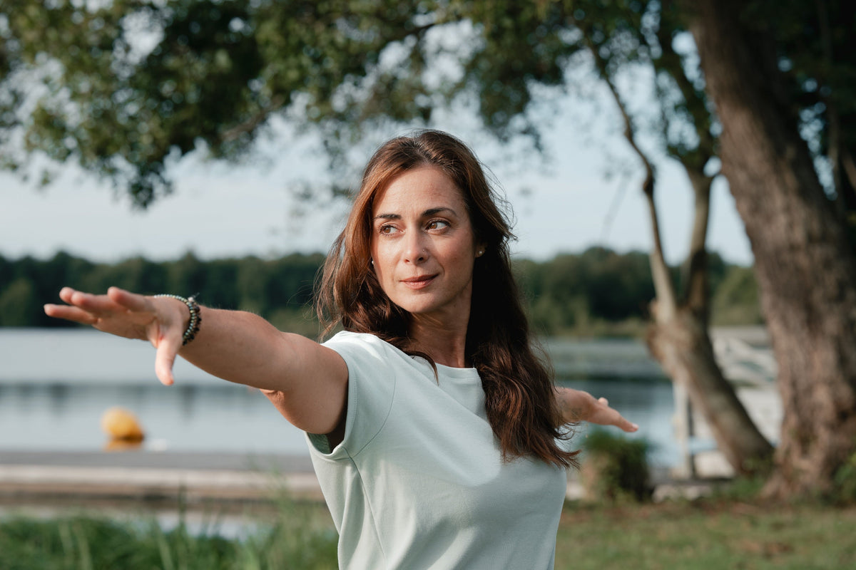 femme de 40 ans dans la posture du guerrier 2