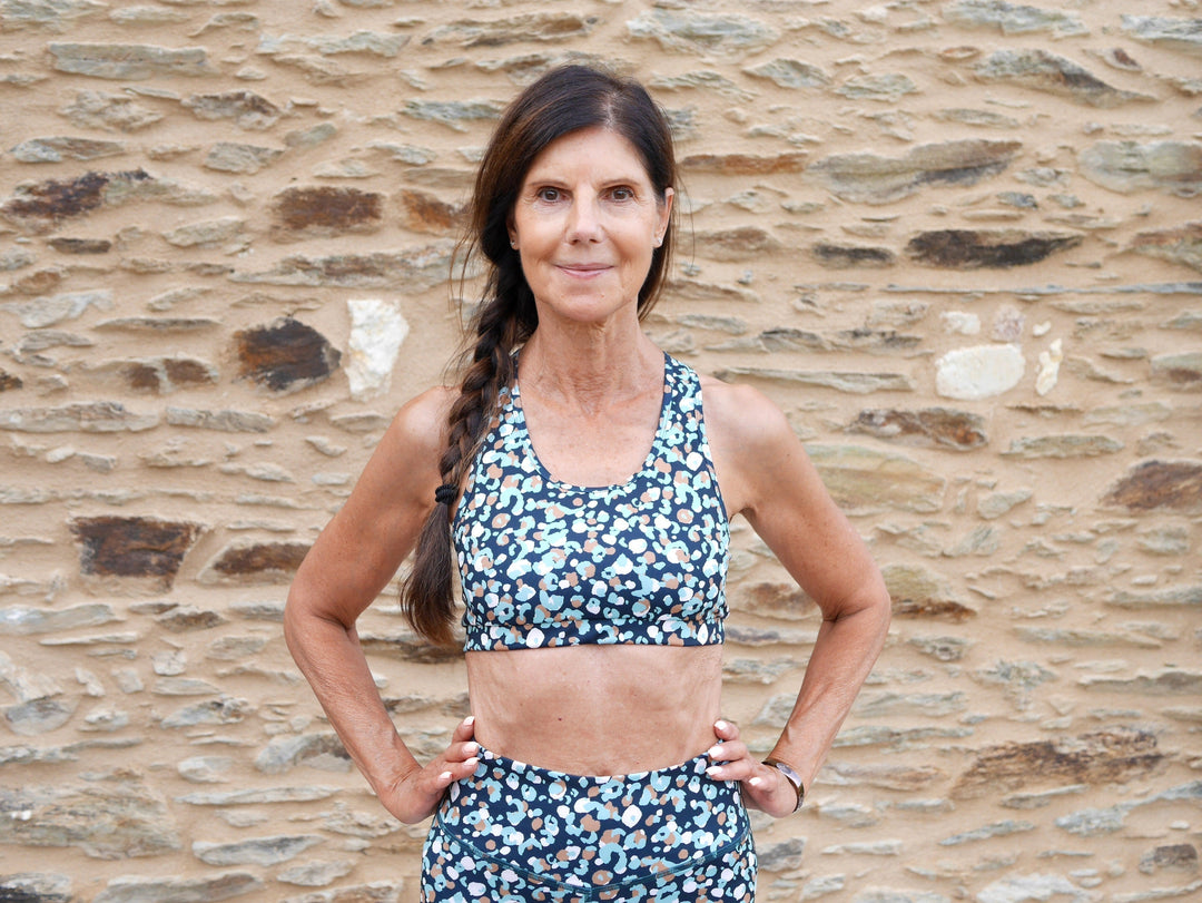 femme ménopausée pratiquant le yoga