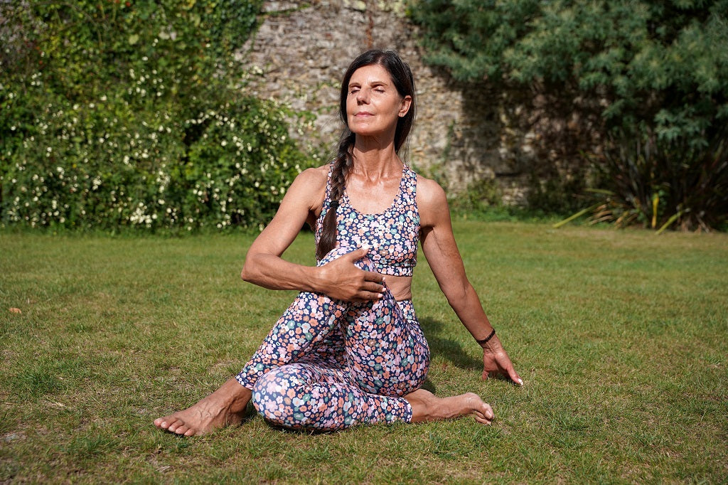 femme senior faisant du yoga 