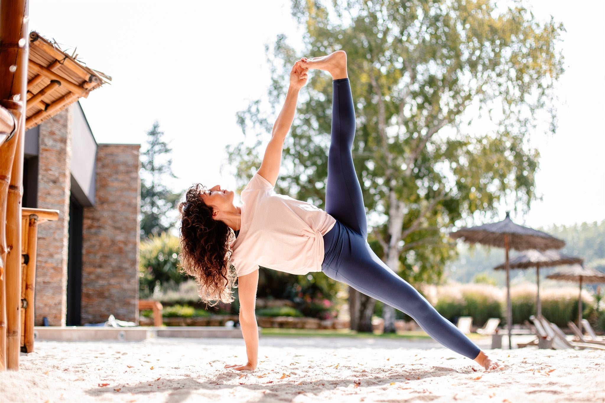 jeune femme dans la posture de la planche latérale