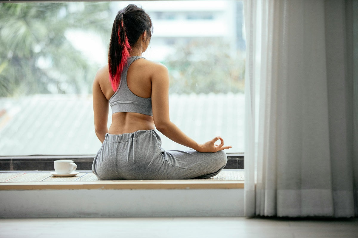 jeune femme en méditation les mains en mudra