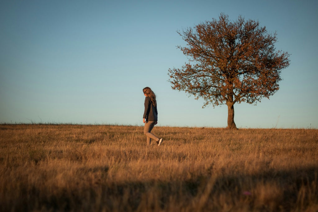 jeune femme marchant seule dans la nature