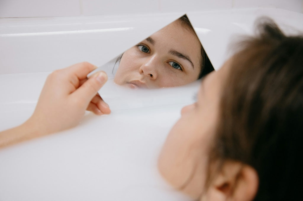 jeune femme se regardant dans un miroir