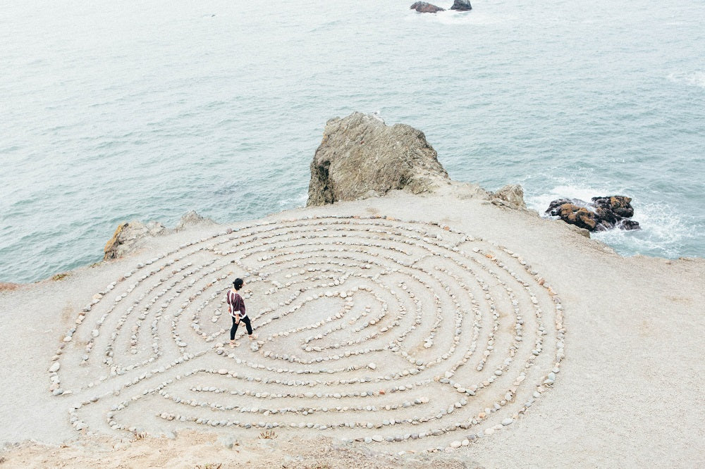 jeune femme parcourant un labyrinthe de méditation