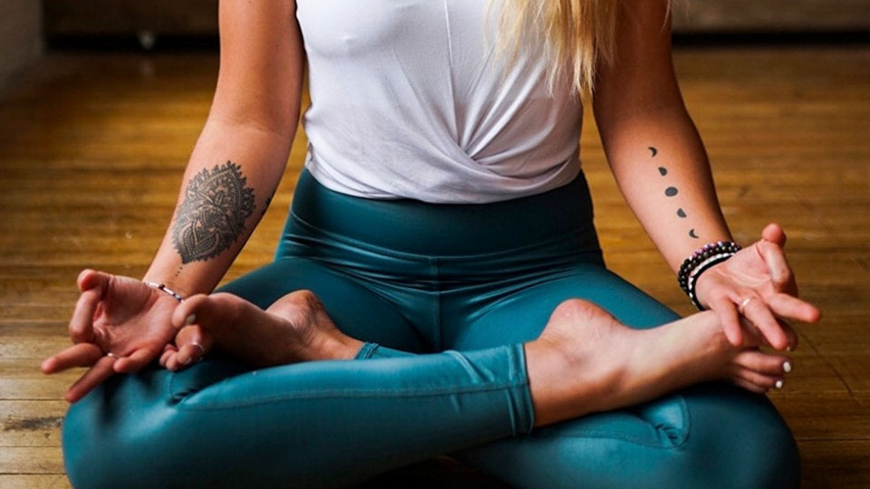 femme en tailleur pratiquant le kriya yoga