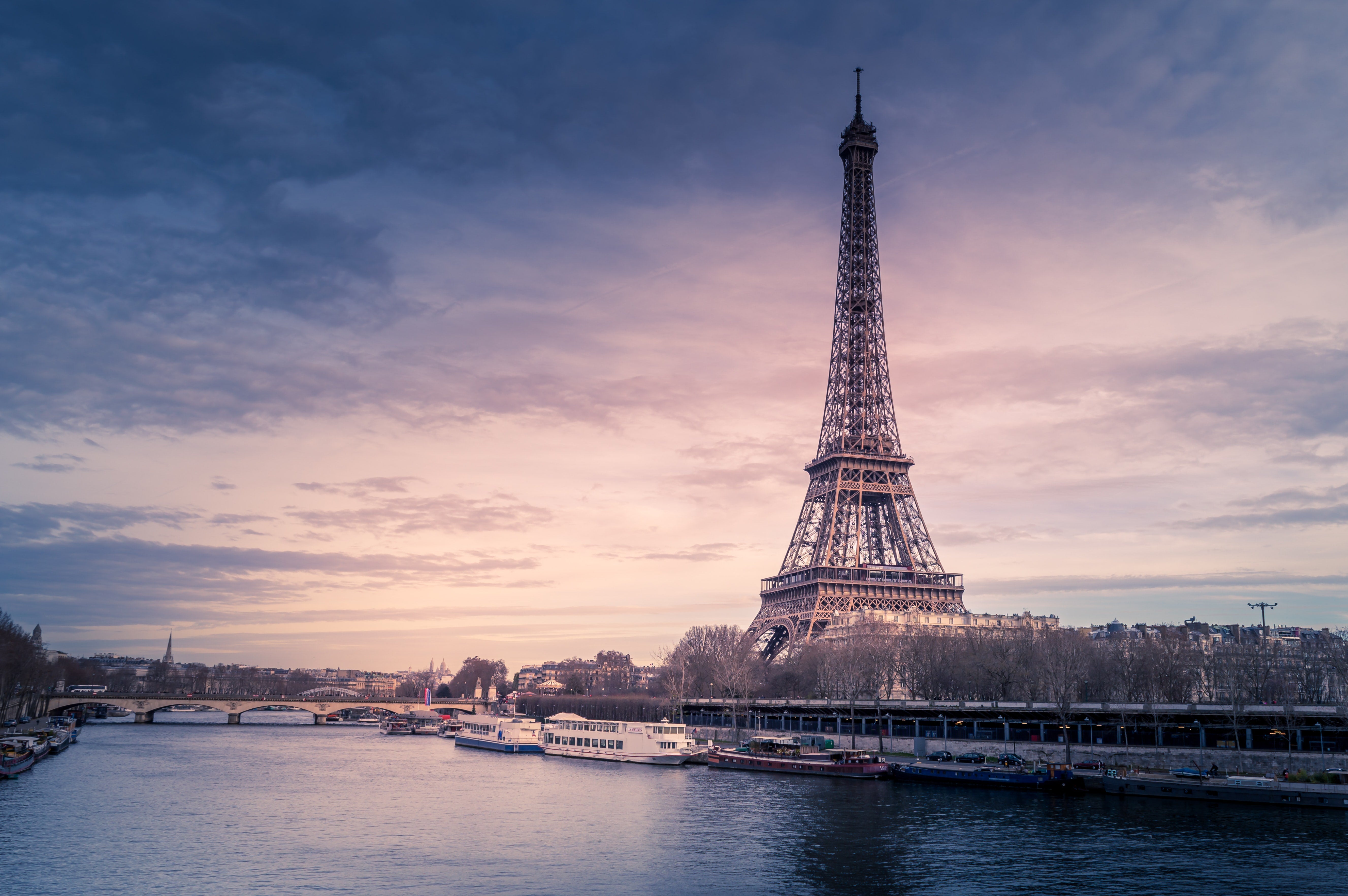 vue sur la tour Effel avec un ciel violet