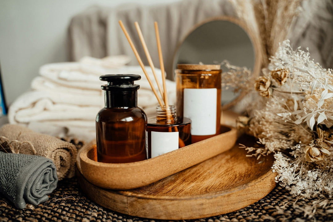 plateau en bois avec huiles essentielles