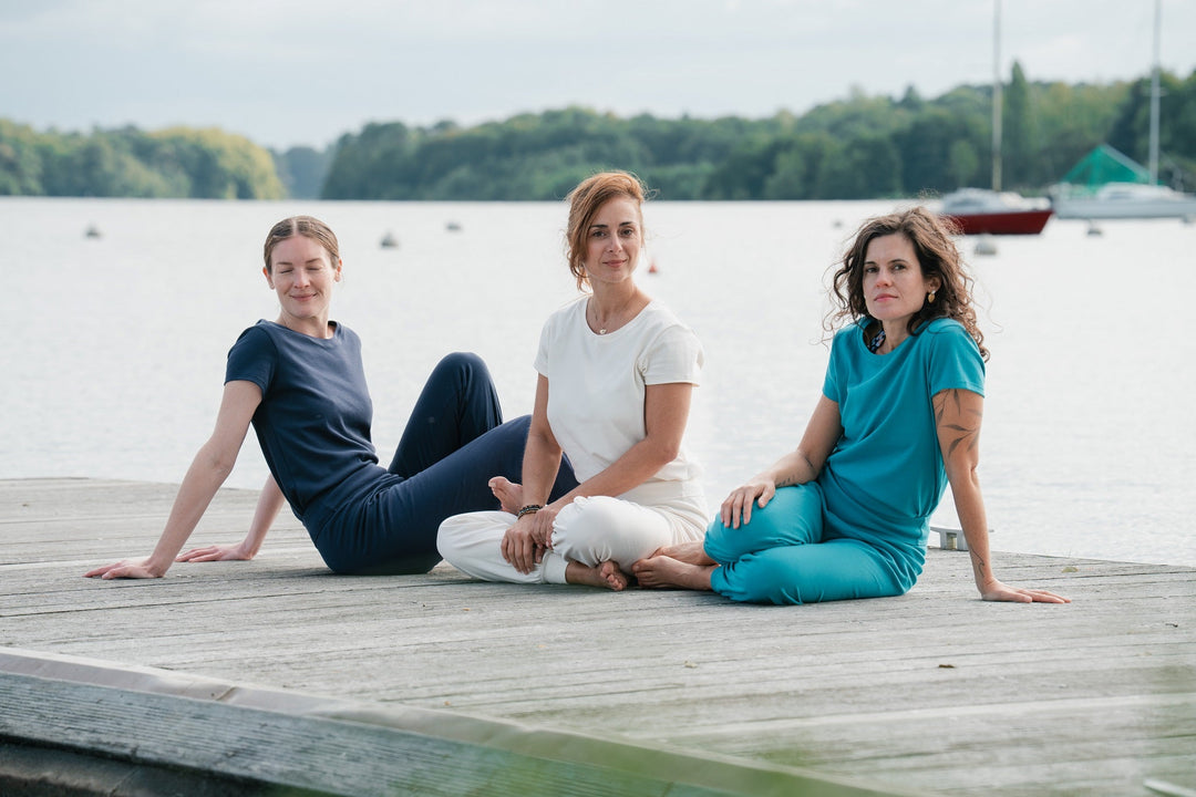 trois femmes en tenue de yoga geopelie