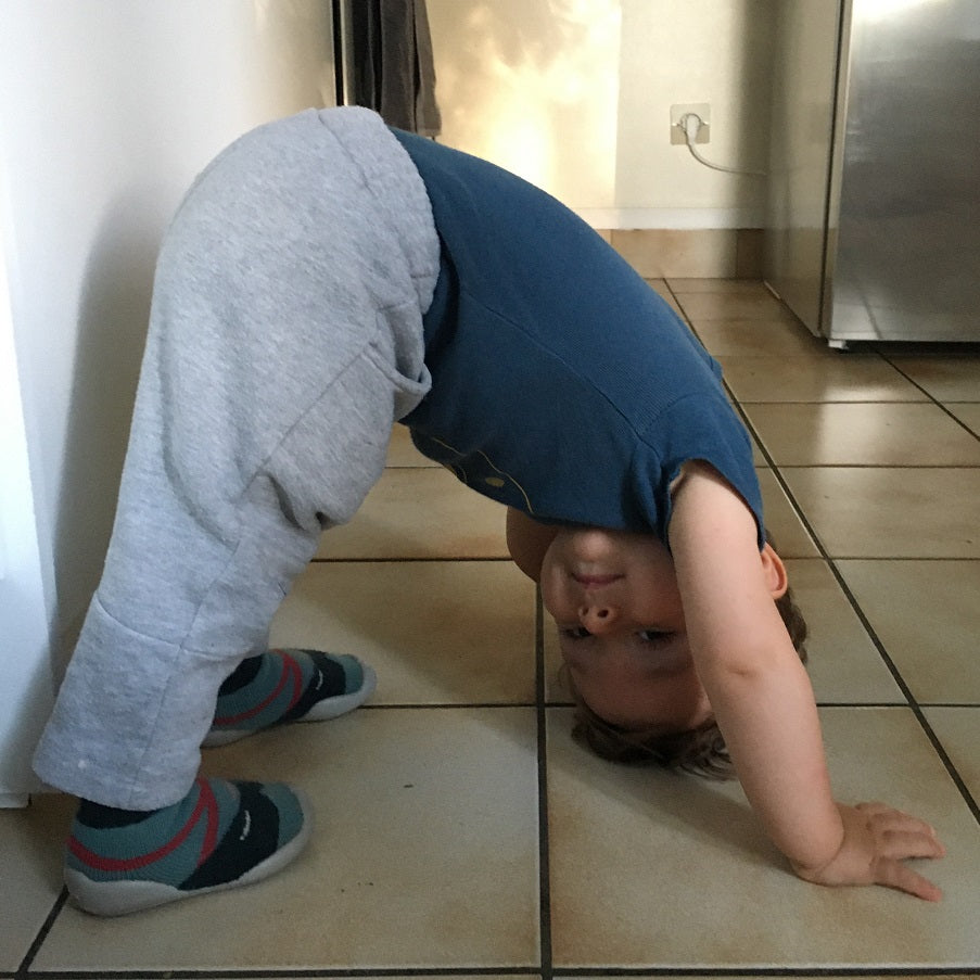 enfant qui fait du yoga