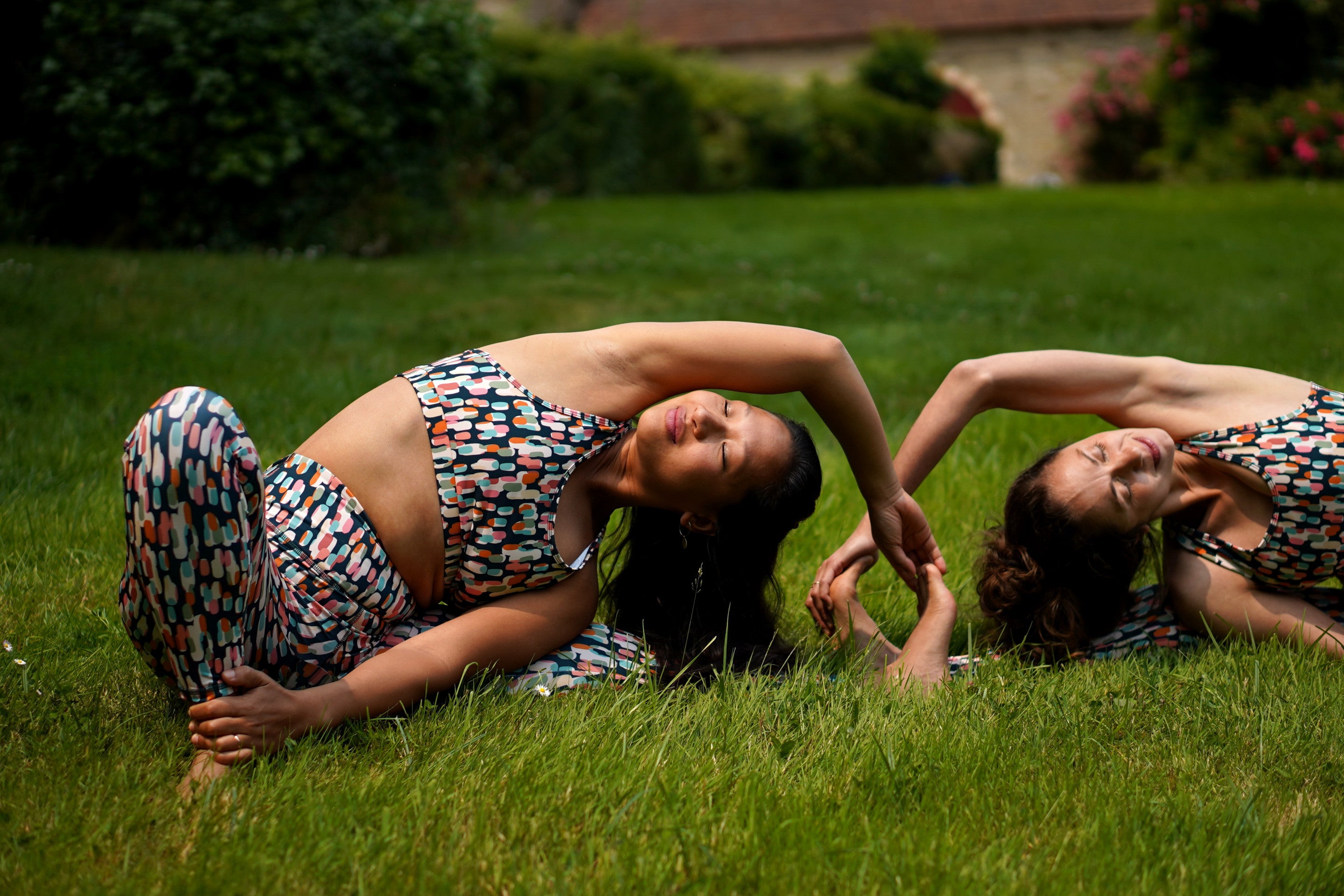 deux femmes dans la posture de yoga de la pince sur le cote