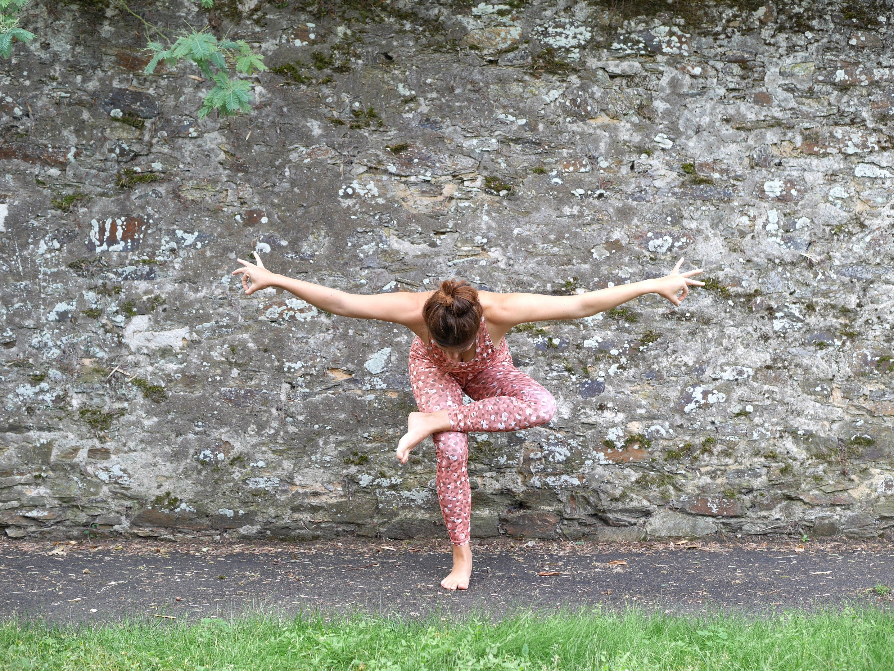 femme posture de yoga equilibre tenue ecoresponsable