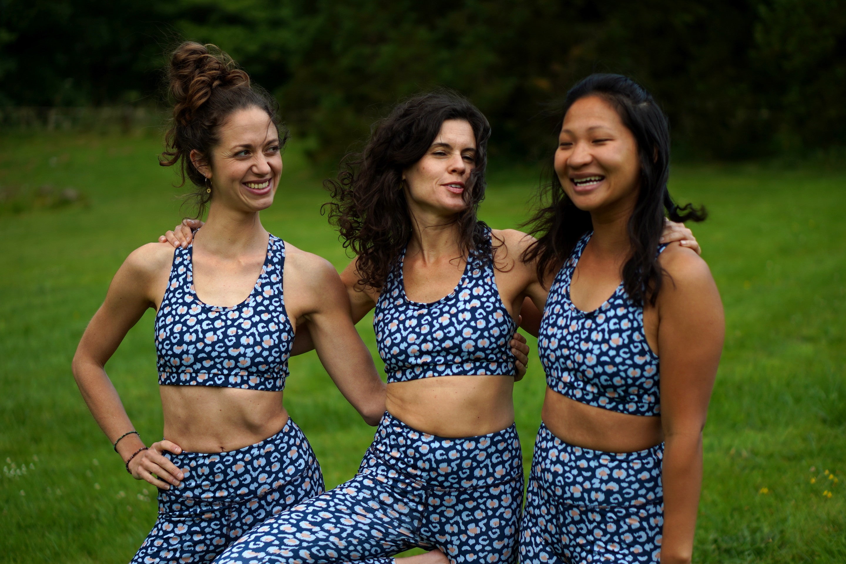 femmes en tenue de yoga